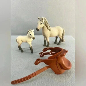 Schleich horse Lot Mommy and Foal + bonus saddle toys play
collectable